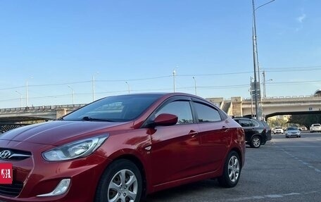 Hyundai Solaris II рестайлинг, 2013 год, 860 000 рублей, 3 фотография