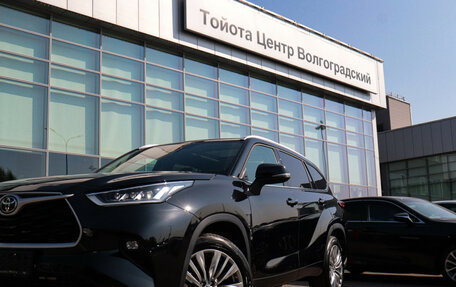 Toyota Highlander, 2024 год, 6 890 000 рублей, 30 фотография