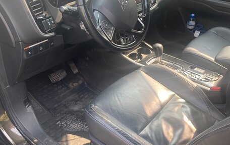 Mitsubishi Outlander III рестайлинг 3, 2019 год, 2 590 000 рублей, 15 фотография
