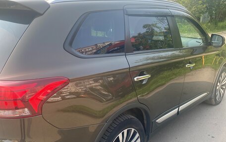 Mitsubishi Outlander III рестайлинг 3, 2019 год, 2 590 000 рублей, 4 фотография