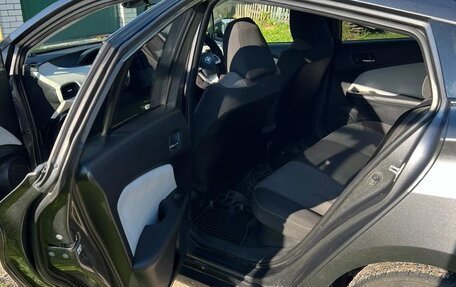 Toyota Prius IV XW50, 2015 год, 1 500 000 рублей, 13 фотография