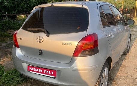 Toyota Yaris III рестайлинг, 2009 год, 459 000 рублей, 2 фотография