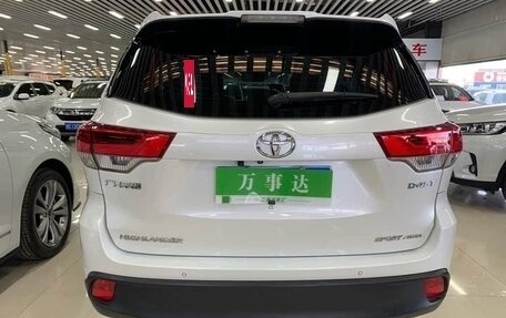 Toyota Highlander III, 2021 год, 3 370 000 рублей, 4 фотография