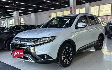 Mitsubishi Outlander III рестайлинг 3, 2020 год, 1 940 000 рублей, 2 фотография