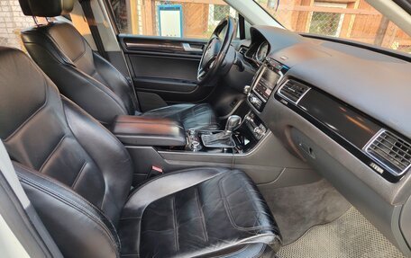 Volkswagen Touareg III, 2010 год, 1 600 000 рублей, 2 фотография