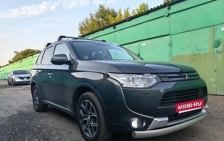 Mitsubishi Outlander III рестайлинг 3, 2014 год, 1 400 000 рублей, 4 фотография