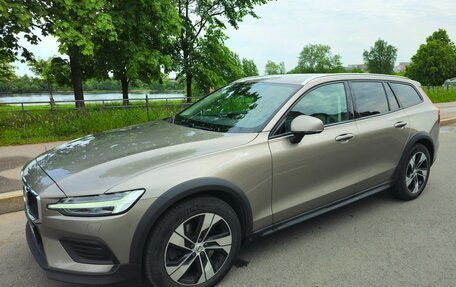 Volvo V60 Cross Country II, 2020 год, 3 650 000 рублей, 2 фотография
