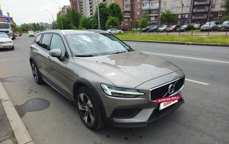 Volvo V60 Cross Country II, 2020 год, 3 650 000 рублей, 4 фотография