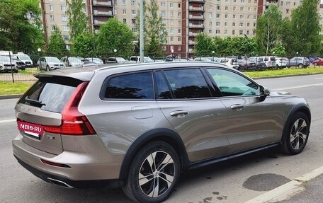 Volvo V60 Cross Country II, 2020 год, 3 650 000 рублей, 3 фотография