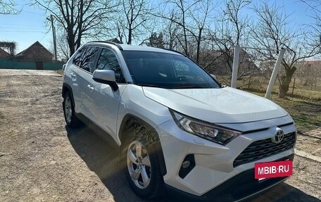 Toyota RAV4, 2019 год, 3 550 000 рублей, 10 фотография