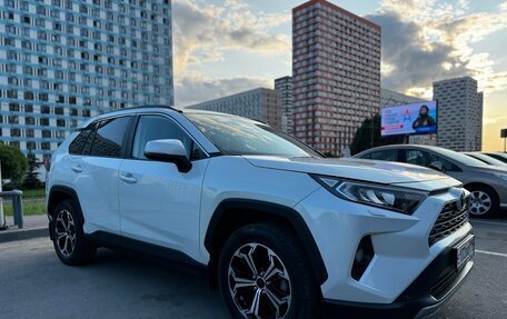 Toyota RAV4, 2022 год, 4 200 000 рублей, 4 фотография