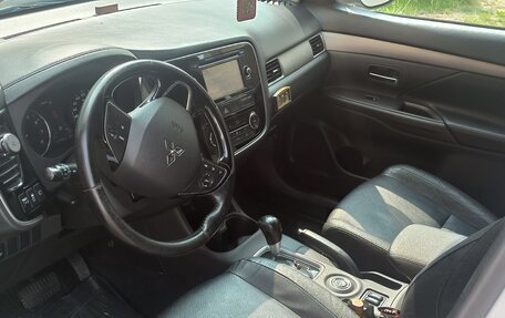 Mitsubishi Outlander III рестайлинг 3, 2015 год, 1 670 000 рублей, 6 фотография