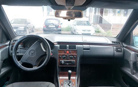 Mercedes-Benz E-Класс, 1997 год, 350 000 рублей, 5 фотография