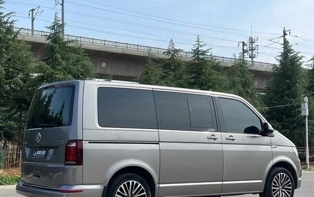 Volkswagen Multivan T6 рестайлинг, 2019 год, 3 750 000 рублей, 2 фотография