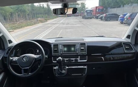 Volkswagen Multivan T6 рестайлинг, 2019 год, 3 750 000 рублей, 3 фотография