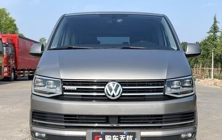 Volkswagen Multivan T6 рестайлинг, 2019 год, 3 750 000 рублей, 6 фотография