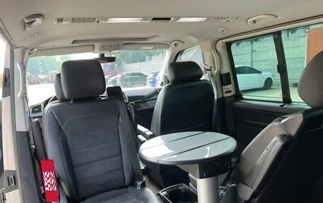 Volkswagen Multivan T6 рестайлинг, 2019 год, 3 750 000 рублей, 5 фотография