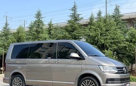 Volkswagen Multivan T6 рестайлинг, 2019 год, 3 750 000 рублей, 8 фотография