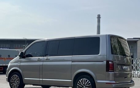 Volkswagen Multivan T6 рестайлинг, 2019 год, 3 750 000 рублей, 7 фотография