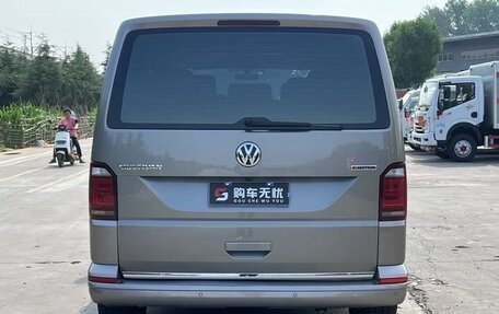 Volkswagen Multivan T6 рестайлинг, 2019 год, 3 750 000 рублей, 9 фотография