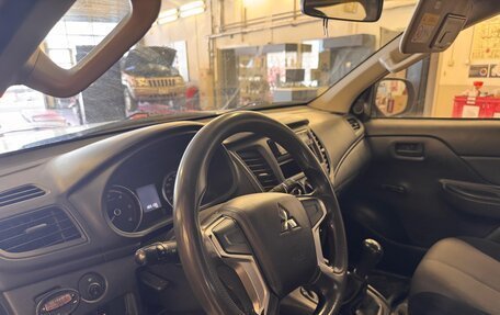 Mitsubishi L200 IV рестайлинг, 2019 год, 1 900 000 рублей, 7 фотография
