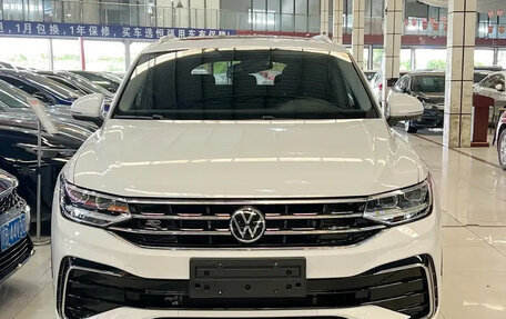Volkswagen Tiguan II, 2022 год, 3 000 400 рублей, 2 фотография