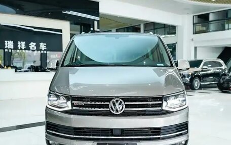 Volkswagen Multivan T6 рестайлинг, 2019 год, 4 890 000 рублей, 2 фотография