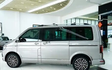 Volkswagen Multivan T6 рестайлинг, 2019 год, 4 890 000 рублей, 4 фотография