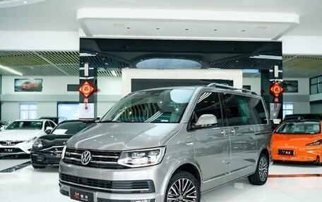 Volkswagen Multivan T6 рестайлинг, 2019 год, 4 890 000 рублей, 3 фотография