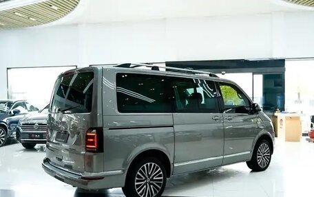 Volkswagen Multivan T6 рестайлинг, 2019 год, 4 890 000 рублей, 5 фотография