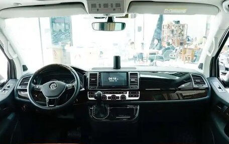 Volkswagen Multivan T6 рестайлинг, 2019 год, 4 890 000 рублей, 19 фотография