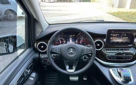 Mercedes-Benz V-Класс, 2018 год, 4 160 000 рублей, 3 фотография