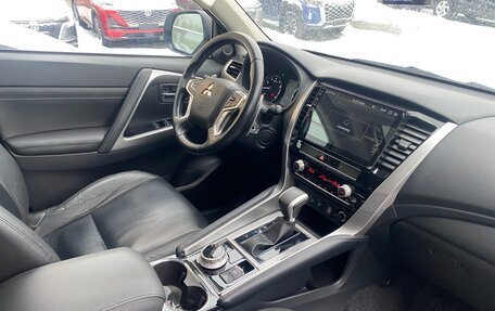 Mitsubishi Pajero Sport III рестайлинг, 2020 год, 3 750 000 рублей, 9 фотография