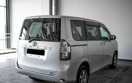 Toyota Voxy II, 2009 год, 1 569 000 рублей, 4 фотография