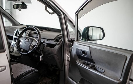 Toyota Voxy II, 2009 год, 1 569 000 рублей, 7 фотография