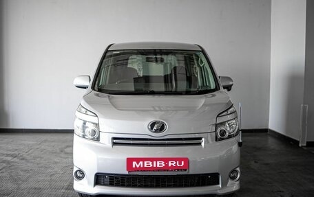 Toyota Voxy II, 2009 год, 1 569 000 рублей, 2 фотография