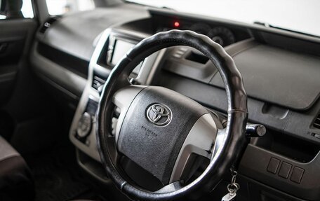 Toyota Voxy II, 2009 год, 1 569 000 рублей, 10 фотография
