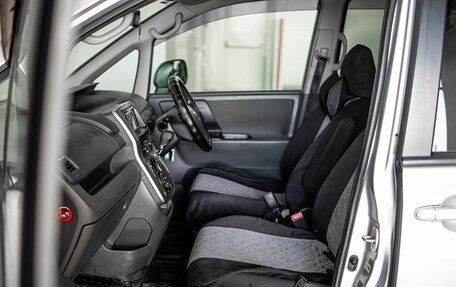 Toyota Voxy II, 2009 год, 1 569 000 рублей, 15 фотография