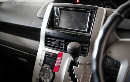 Toyota Voxy II, 2009 год, 1 569 000 рублей, 11 фотография