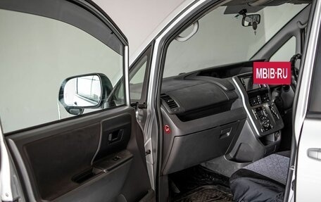 Toyota Voxy II, 2009 год, 1 569 000 рублей, 14 фотография