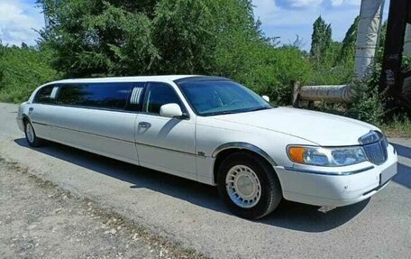 Lincoln Town Car III рестайлинг, 2000 год, 550 000 рублей, 21 фотография