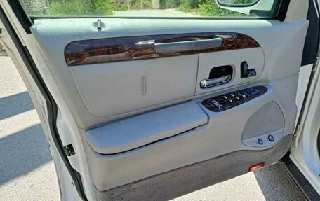 Lincoln Town Car III рестайлинг, 2000 год, 550 000 рублей, 25 фотография