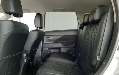Mitsubishi Outlander III рестайлинг 3, 2018 год, 1 560 000 рублей, 13 фотография