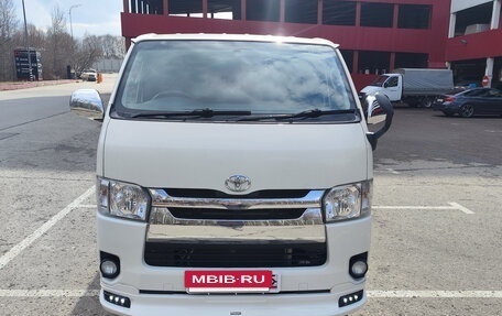 Toyota HiAce H200, 2015 год, 3 550 000 рублей, 2 фотография