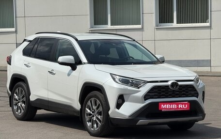 Toyota RAV4, 2020 год, 3 650 000 рублей, 2 фотография