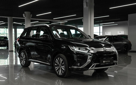 Mitsubishi Outlander III рестайлинг 3, 2022 год, 3 000 000 рублей, 2 фотография