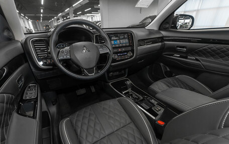 Mitsubishi Outlander III рестайлинг 3, 2022 год, 3 000 000 рублей, 7 фотография