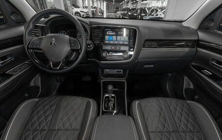 Mitsubishi Outlander III рестайлинг 3, 2022 год, 3 000 000 рублей, 8 фотография