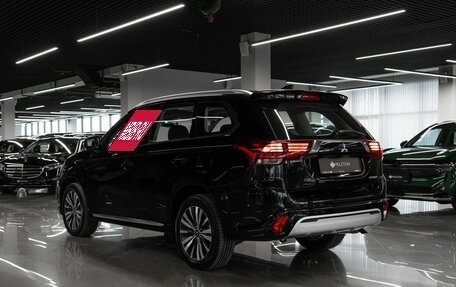 Mitsubishi Outlander III рестайлинг 3, 2022 год, 3 000 000 рублей, 4 фотография