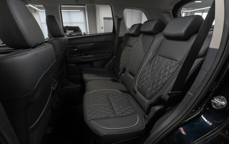 Mitsubishi Outlander III рестайлинг 3, 2022 год, 3 000 000 рублей, 13 фотография